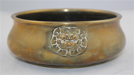 A Chinese bronze gui censer, Xuande mark, 19th century, W.20cm, rim diam.16cm